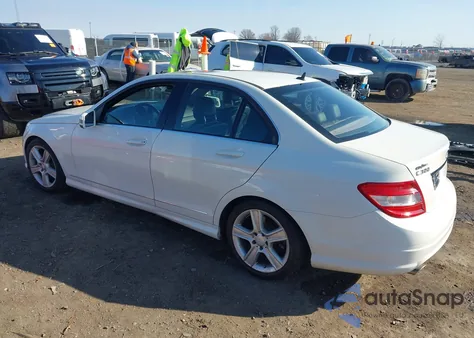 2010 Mercedes-Benz C 300 Luxury/Sport z USA, uszkodzony, nr VIN WDDGF5EB8AR128672